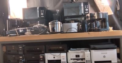 de nombreux types d'appareils électroniques sur une étagère