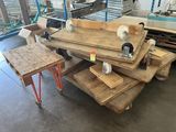 plusieurs pièces de bois sont empilées dans un entrepôt