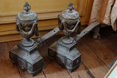 PAIRE DE CHENETS en métal et bronze surmontés de pot couvert… - Photo 1