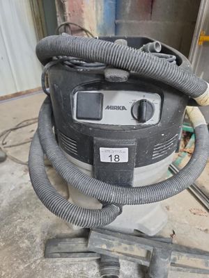 un aspirateur posé sur une table