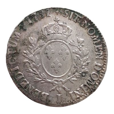 Gros plan sur une pièce de monnaie ornée d'une couronne
