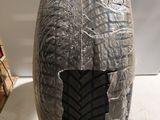 un casque emballé dans du plastique et posé sur une table