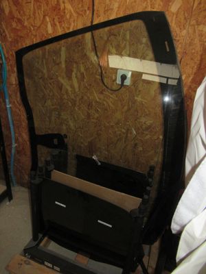 un miroir posé sur une table dans une pièce