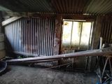 une pièce dotée d'un toit métallique et d'une fenêtre