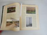 un livre ouvert, illustré, posé sur une table
