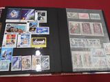 un classeur contenant beaucoup de timbres