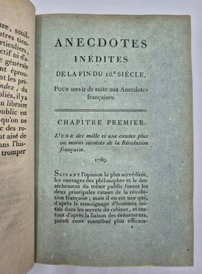 un livre ouvert avec l'image d'un oiseau dessus