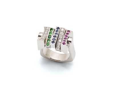 Gros plan sur une bague ornée de pierres multicolores