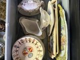 une boîte remplie d'assiettes et de bols posée sur une table