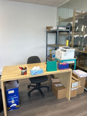un bureau avec un ordinateur dans une pièce
