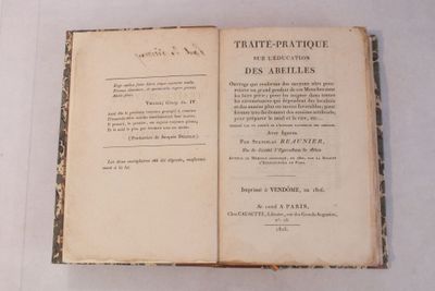 un livre ouvert sur une table, sur fond blanc