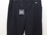 un pantalon noir suspendu à un cintre dans une pièce