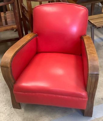 une chaise rouge qui se trouve au milieu d'une pièce