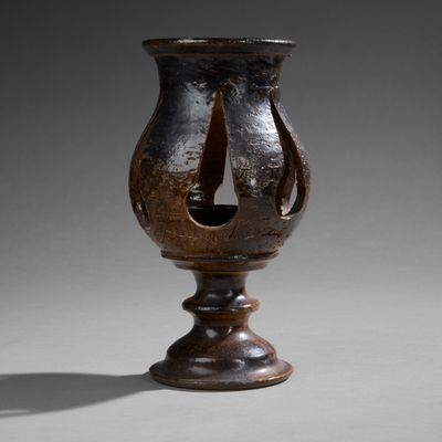 un vase marron avec un trou au milieu