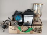 une boîte remplie de lanternes de toutes sortes posée sur une table