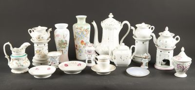 de nombreux types de vases et de bols sur la table