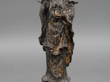 Figurine chinoise en bronze représentant une femme avec un oiseau, posée sur un socle