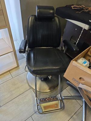 une image représentant une chaise dans une pièce, avec une boîte posée par terre