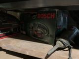une boîte d'outils Bosch posée sur une étagère à côté d'une boîte d'outils électriques Bosch