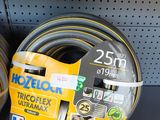 deux tuyaux posés sur une étagère dans un magasin