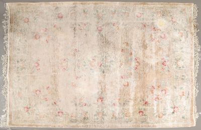un tapis ancien orné d'un motif floral sur fond gris
