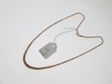 gros plan d'un collier auquel est attachée une étiquette