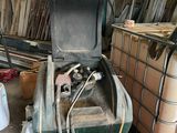 une photo d'un garage avec tout un tas d'outils