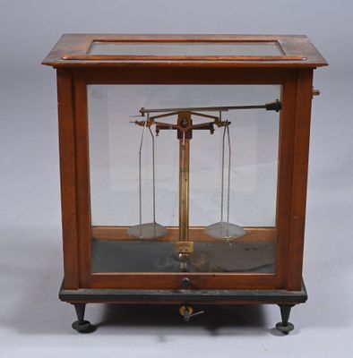 une horloge ancienne avec un pendule et des pendules, exposée dans une vitrine
