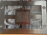 un micro-ondes posé sur une table