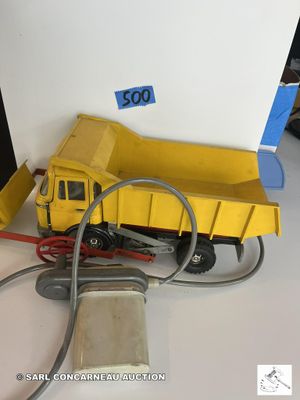 un camion jouet posé sur une table