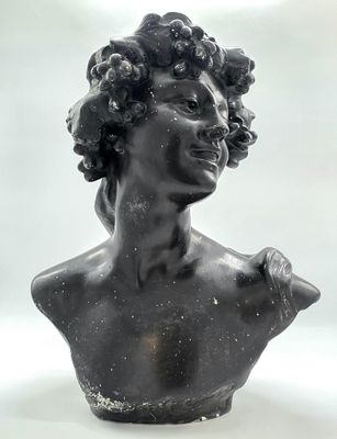 une image représentant le buste d'une femme aux cheveux bouclés