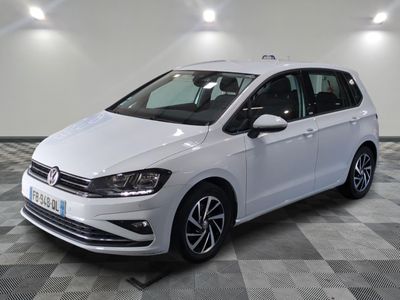 La Volkswagen e-Golf blanche est garée sur un sol à damier.