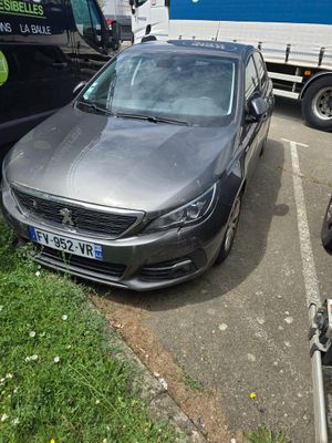 une voiture garée sur un parking à côté d'un camion
