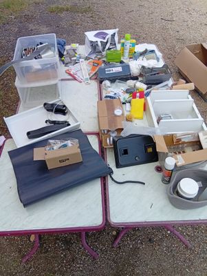 une table sur laquelle se trouvent de nombreux objets