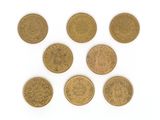 six pièces britanniques différentes sur un fond blanc