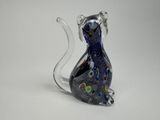 figurine de chat en verre bleu avec une queue multicolore