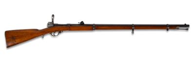 un vieux fusil accroché au mur, dont le canon est en bois