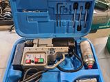 une caisse à outils bleue avec des outils sur une table