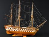 une vieille maquette en bois représentant un voilier sur fond noir