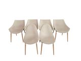 quatre chaises beiges aux pieds en bois, sur fond blanc