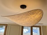 une lumière suspendue au plafond d'une pièce