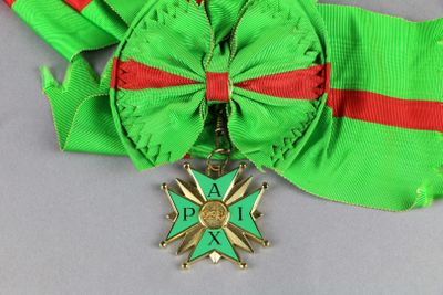 ETOILE de la PAIX BIJOU de GRAND CROIX, en métal doré et éma…