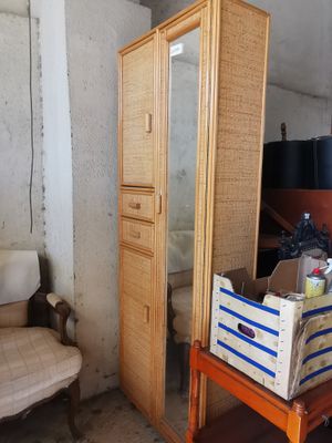 une pièce avec une chaise, un miroir, une chaise et une armoire