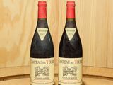 deux bouteilles de vin posées sur un tonneau