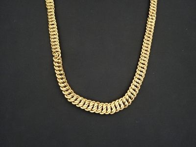 un collier à chaîne en or sur un mannequin mannequin mannequin mannequin mannequin mannequin mannequin mannequin mannequin mannequin