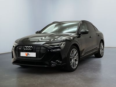 un SUV Audi noir garé dans une grande pièce