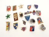 de nombreux types de broches différents sur une surface blanche