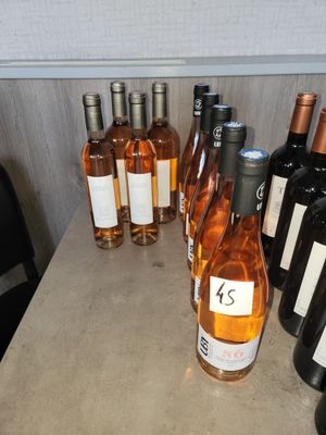 plusieurs bouteilles de vin sont alignées sur une table