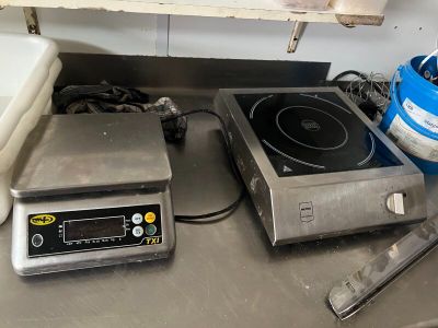 une cuisinière et un mixeur posés sur un plan de travail dans une cuisine