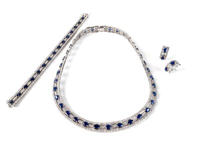 une photo d'un ensemble composé d'un collier, d'un bracelet et de boucles d'oreilles sertis de saphirs